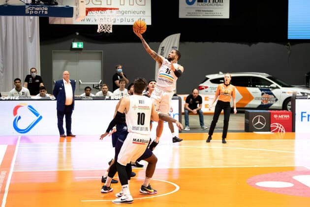 BARMER 2. Basketball Bundesliga ProA Saison 2020 2021 21. Spieltag am 12.2.2021 Science City Jena vs Uni Baskets Paderborn Marcus Darnell Tyus (Jena) mit dem Korbleger Sparkassen Arena Jena