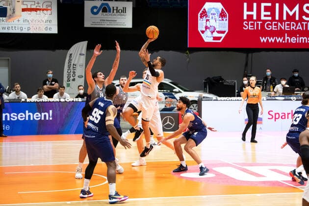 BARMER 2. Basketball Bundesliga ProA Saison 2020 2021 21. Spieltag am 12.2.2021 Science City Jena vs Uni Baskets Paderborn Marcus Darnell Tyus (Jena) mit dem Korbleger Sparkassen Arena Jena