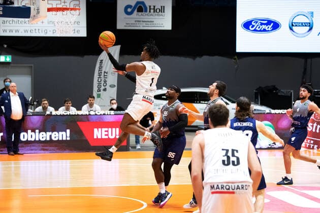 BARMER 2. Basketball Bundesliga ProA Saison 2020 2021 21. Spieltag am 12.2.2021 Science City Jena vs Uni Baskets Paderborn Kasey Jamal Hill (Jena) mit dem Korbleger Sparkassen Arena Jena