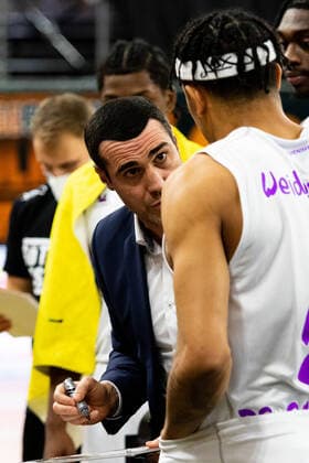 Roel Moors (BG Goettingen Head Coach) brieft sein Team GER, Ratiopharm Ulm vs. BG Goettingen, easycredit 1.Bundesliga Basketball,18.Spieltag, Saison 2020 21, 12.02.2021 Ratiopharm Ulm vs. BG Goettingen, 1.Basketball Bundesliga Neu-Ulm Copyright: xEibner-Pressefoto RogerxBuerkex EP_EER