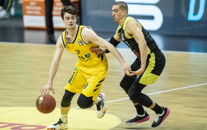 12.02.21, Berlin, Basketball, 1. Bundesliga, easyCredit BBL, Hauptrunde, 18.Spieltag, Mercedes Benz Arena: ALBA Berlin - medi Bayreuth. ALBAs Jonas Mattisseck (l) kaempft gegen Philip Jalalpoor von medi Bayreuth um den Ball. ALBA Berlin - medi Bayreuth