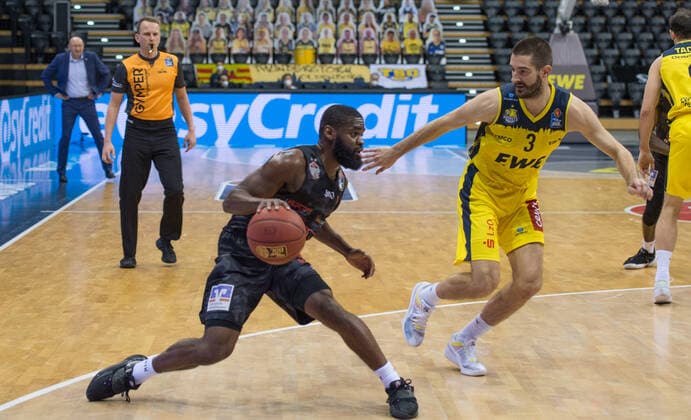 GER, Basketball, EWE Baskets Oldenburg vs JobStairs Giessen 46ers 12.02.2021, EWE Arena, Oldenburg, GER, easy Credit-BBL, EWE Baskets Oldenburg vs JobStairs Giessen 46ers, im Bild Jonathan STARK (Jobstairs Giessen 46ers 1 ) Braydon HOBBS (EWE Baskets Oldenburg 3 ) Dennis SIROWI ( Schiedrichter DBB )