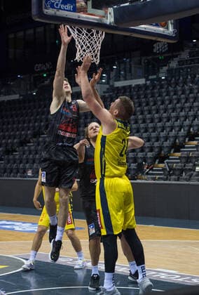 GER, Basketball, EWE Baskets Oldenburg vs JobStairs Giessen 46ers 12.02.2021, EWE Arena, Oldenburg, GER, easy Credit-BBL, EWE Baskets Oldenburg vs JobStairs Giessen 46ers, im Bild Alen PJANIC (Jobstairs Giessen 46ers 8 ) John BRYANT (Jobstairs Giessen 46ers 54 ) Rasid MAHALBASIC (EWE Baskets Oldenburg 24 )
