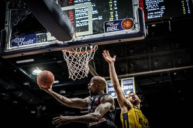 Basketball Oldenburg 12.02.2021 Saison 2020 2021 easyCredit BBL: 18. Spieltag: EWE Baskets - JobStairs GIESSEN 46ers Basketball Oldenburg 12.02.2021 Saison 2020 2021 easyCredit BBL: 18. Spieltag: EWE Baskets - JobStairs GIESSEN 46ers Brandon Bowman, No. 15 33, Philipp Schwethelm, EWE Baskets Oldenburg nur redaktionelle Verwendung - kommerzielle Verwendung Nutzung nur nach Absprache mit dem Fotografen Oldenburg Deutschland