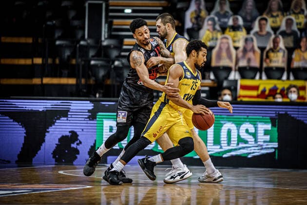 Basketball Oldenburg 12.02.2021 Saison 2020 2021 easyCredit BBL: 18. Spieltag: EWE Baskets - JobStairs GIESSEN 46ers Basketball Oldenburg 12.02.2021 Saison 2020 2021 easyCredit BBL: 18. Spieltag: EWE Baskets - JobStairs GIESSEN 46ers 11, DIANTE MAURICE GARRETT, JobStairs GIESSEN 46ers 45, Nathan Boothe, EWE Baskets Oldenburg 55, Phil Pressey, EWE Baskets Oldenburg T nur redaktionelle Verwendung - kommerzielle Verwendung Nutzung nur nach Absprache mit dem Fotografen Oldenburg Deutschland