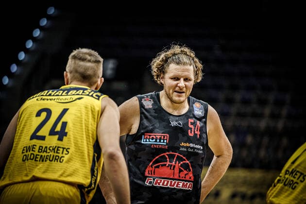 Basketball Oldenburg 12.02.2021 Saison 2020 2021 easyCredit BBL: 18. Spieltag: EWE Baskets - JobStairs GIESSEN 46ers Basketball Oldenburg 12.02.2021 Saison 2020 2021 easyCredit BBL: 18. Spieltag: EWE Baskets - JobStairs GIESSEN 46ers 24, Rasid Mahalbasic, EWE Baskets Oldenburg 54, JOHN BRYANT, JobStairs GIESSEN 46ers nur redaktionelle Verwendung - kommerzielle Verwendung Nutzung nur nach Absprache mit dem Fotografen Oldenburg Deutschland