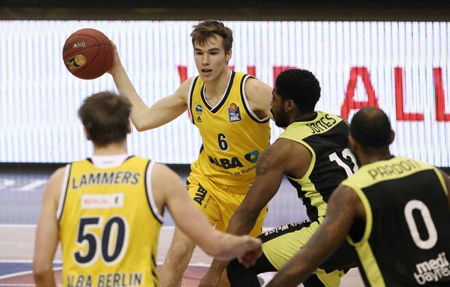 Ben Lammers, Malte Delow, Lazeric Jones Aktion Spielszene Zweikampf Basketball BBL Bundesliga Herren Saison 2020 2021 12.02.2021 ALBA Berlin vs. medi Bayreuth