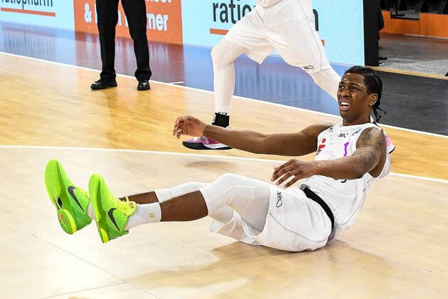 GER, BBL, ratiopharm ulm vs BG Göttingen Goettingen 12.02.2021, ratiopharm arena, Neu-Ulm, GER, BBL, ratiopharm ulm vs BG Göttingen Goettingen, im Bild Deishuan Booker (Goettingen, 1) mit unsanfter Landung