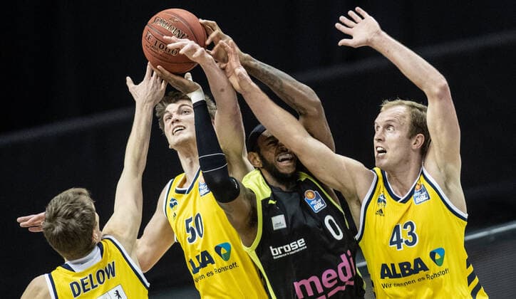 Bilder des Jahres 2021, Sport 02 Februar Sport Themen der Woche KW06 12.02.21, Berlin, Basketball, 1. Bundesliga, easyCredit BBL, Hauptrunde, 18.Spieltag, Mercedes Benz Arena: ALBA Berlin - medi Bayreuth. ALBAs Luke Sikma (r) und Ben Lammers (2.v.l) kaempfen gegen Dererk Pardon (2.v.r) von medi Bayreuth um den Ball. ALBA Berlin - medi Bayreuth *** 12 02 21, Berlin, Basketball, 1 Bundesliga, easyCredit BBL, Hauptrunde, 18 Spieltag, Mercedes Benz Arena ALBA Berlin medi Bayreuth ALBAs Luke Sikma r and Ben Lammers 2 v l fight for the ball against Dererk Pardon 2 v r of medi Bayreuth ALBA Berlin medi Bayreuth