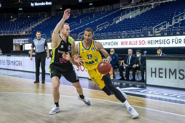 Basketball Berlin 12.02.2021 Saison 2020 2021 BBL 1. Bundesliga easyCredit-BBL Alba Berlin - medi Bayreuth Louis Olinde (Alba Berlin, No.19) Osvaldas Olisevicius (Bayreuth, No.31)