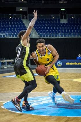 Basketball Berlin 12.02.2021 Saison 2020 2021 BBL 1. Bundesliga easyCredit-BBL Alba Berlin - medi Bayreuth Maodo Lo (Alba Berlin, No.00) Laseric Jones (Bayreuth, No.12)