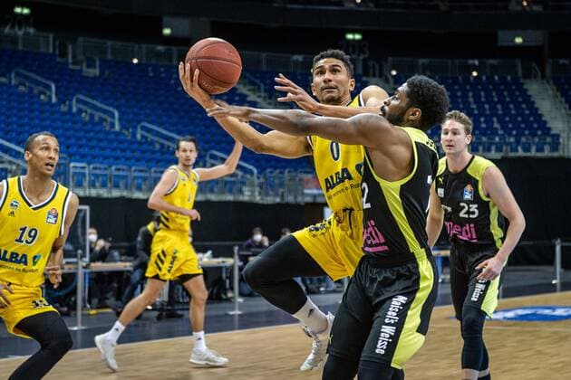 Basketball Berlin 12.02.2021 Saison 2020 2021 BBL 1. Bundesliga easyCredit-BBL Alba Berlin - medi Bayreuth Maodo Lo (Alba Berlin, No.00) Laseric Jones (Bayreuth, No.12)