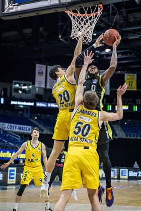 Basketball Berlin 12.02.2021 Saison 2020 2021 BBL 1. Bundesliga easyCredit-BBL Alba Berlin - medi Bayreuth Derek Pardon (Bayreuth, No.00) Ben Lammers (Alba Berlin, No.50) Simone Fontecchio (Alba Berlin, No.20)
