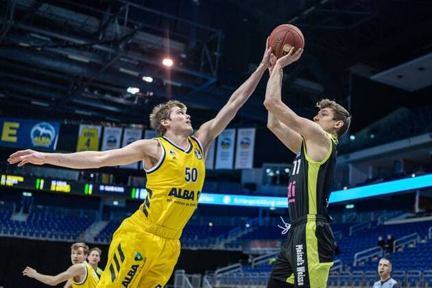 Sport Bilder des Tages Basketball Berlin 12.02.2021 Saison 2020 2021 BBL 1. Bundesliga easyCredit-BBL Alba Berlin - medi Bayreuth Andreas Seiferth (Bayreuth, No.11) Ben Lammers (Alba Berlin, No.50)