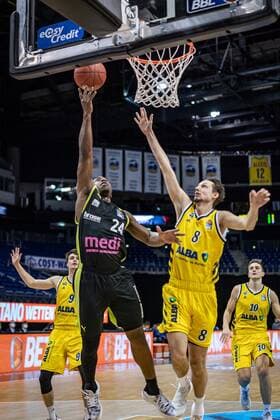 Basketball Berlin 12.02.2021 Saison 2020 2021 BBL 1. Bundesliga easyCredit-BBL Alba Berlin - medi Bayreuth Frank Bartley (Bayreuth, No.24) Marcus Eriksson (Alba Berlin, No.08)