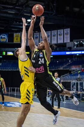 Basketball Berlin 12.02.2021 Saison 2020 2021 BBL 1. Bundesliga easyCredit-BBL Alba Berlin - medi Bayreuth Frank Bartley (Bayreuth, No.24) Marcus Eriksson (Alba Berlin, No.08)