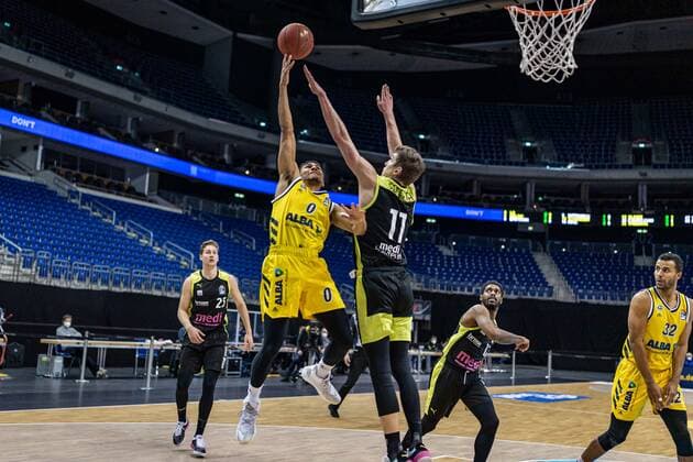 Basketball Berlin 12.02.2021 Saison 2020 2021 BBL 1. Bundesliga easyCredit-BBL Alba Berlin - medi Bayreuth Maodo Lo (Alba Berlin, No.00) Andreas Seiferth (Bayreuth, No.11)