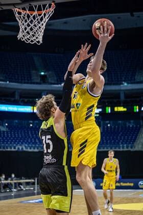 Basketball Berlin 12.02.2021 Saison 2020 2021 BBL 1. Bundesliga easyCredit-BBL Alba Berlin - medi Bayreuth Ben Lammers (Alba Berlin, No.50) Matthew Tiby (Bayreuth, No.15)