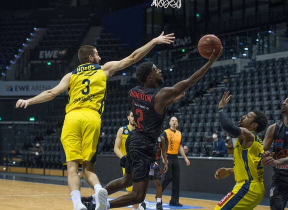 GER, Basketball, EWE Baskets Oldenburg vs JobStairs Giessen 46ers 12.02.2021, EWE Arena, Oldenburg, GER, easy Credit-BBL, EWE Baskets Oldenburg vs JobStairs Giessen 46ers, im Bild Isaac Brandon HAMILTON (Jobstairs Giessen 46ers 2 ) Braydon HOBBS (EWE Baskets Oldenburg 3 ) Phil PRESSEY (EWE Baskets Oldenburg 25 )