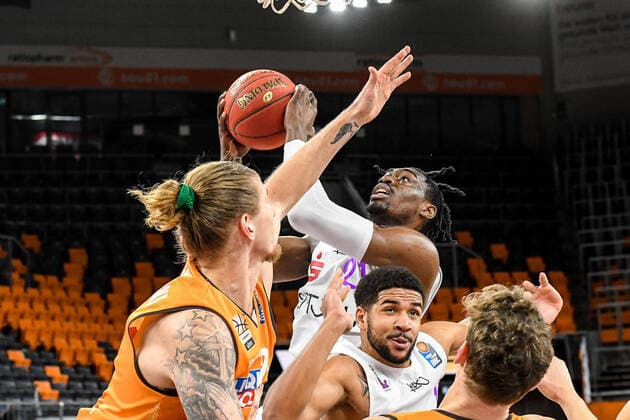 GER, BBL, ratiopharm ulm vs BG Göttingen Goettingen 12.02.2021, ratiopharm arena, Neu-Ulm, GER, BBL, ratiopharm ulm vs BG Göttingen Goettingen, im Bild Tai Odiase (Goettingen, 21) setzt sich unter dem Korb durch