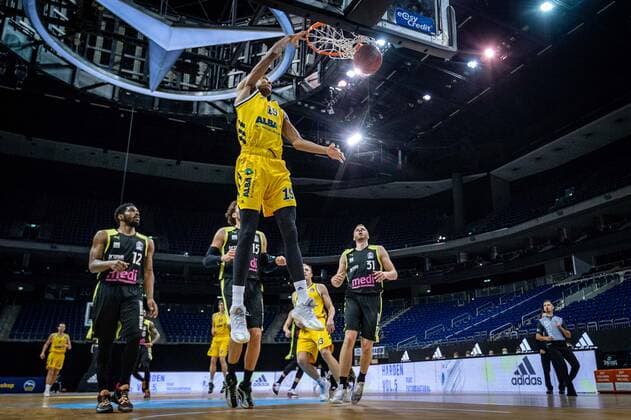 Basketball Berlin 12.02.2021 Saison 2020 2021 BBL 1. Bundesliga easyCredit-BBL Alba Berlin - medi Bayreuth Louis Olinde (Alba Berlin, No.19)