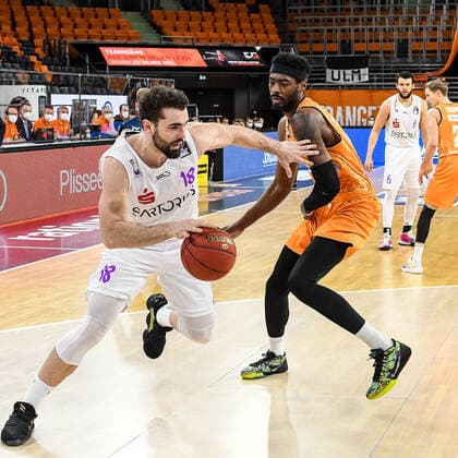 GER, BBL, ratiopharm ulm vs BG Göttingen Goettingen 12.02.2021, ratiopharm arena, Neu-Ulm, GER, BBL, ratiopharm ulm vs BG Göttingen Goettingen, im Bild Harper Kamp (Goettingen, 18) geht an Aric Holman (Ulm, 35) vorbei