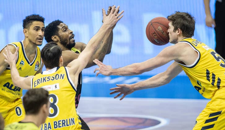 12.02.21, Berlin, Basketball, 1. Bundesliga, easyCredit BBL, Hauptrunde, 18.Spieltag, Mercedes Benz Arena: ALBA Berlin - medi Bayreuth. ALBAs Ben Lammers (r), Maodo Lo (l) und Marcus Eriksson (2.v.l) kaempfen gegen Lazeric Jones von medi Bayreuth um den Ball. ALBA Berlin - medi Bayreuth