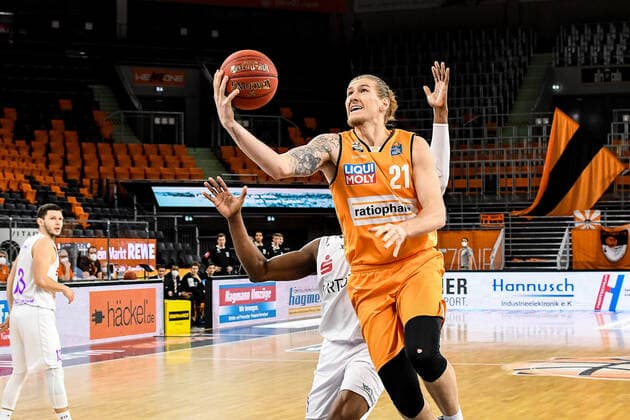 GER, BBL, ratiopharm ulm vs BG Göttingen Goettingen 12.02.2021, ratiopharm arena, Neu-Ulm, GER, BBL, ratiopharm ulm vs BG Göttingen Goettingen, im Bild Dylan Osetkowski (Ulm, 21) geht erfolgreich zum Korb