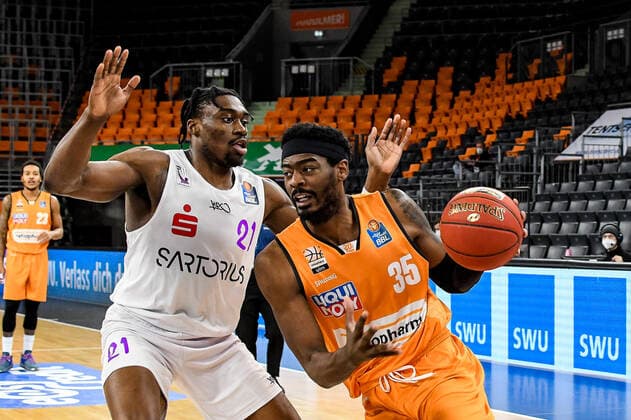 GER, BBL, ratiopharm ulm vs BG Göttingen Goettingen 12.02.2021, ratiopharm arena, Neu-Ulm, GER, BBL, ratiopharm ulm vs BG Göttingen Goettingen, im Bild Aric Holman (Ulm, 35) setzt sich energisch gegen Tai Odiase (Goettingen, 21) durch