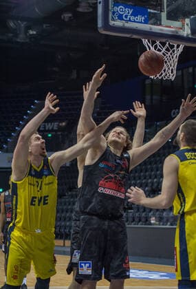 GER, Basketball, EWE Baskets Oldenburg vs JobStairs Giessen 46ers 12.02.2021, EWE Arena, Oldenburg, GER, easy Credit-BBL, EWE Baskets Oldenburg vs JobStairs Giessen 46ers, im Bild abwehr unter dem Korb Rasid MAHALBASIC (EWE Baskets Oldenburg 24 ) John BRYANT (Jobstairs Giessen 46ers 54 ) Nathan BOOTHE (EWE Baskets Oldenburg 45 )