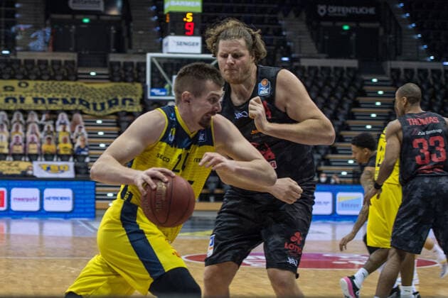 GER, Basketball, EWE Baskets Oldenburg vs JobStairs Giessen 46ers 12.02.2021, EWE Arena, Oldenburg, GER, easy Credit-BBL, EWE Baskets Oldenburg vs JobStairs Giessen 46ers, im Bild Rasid MAHALBASIC (EWE Baskets Oldenburg 24 ) John BRYANT (Jobstairs Giessen 46ers 54 )
