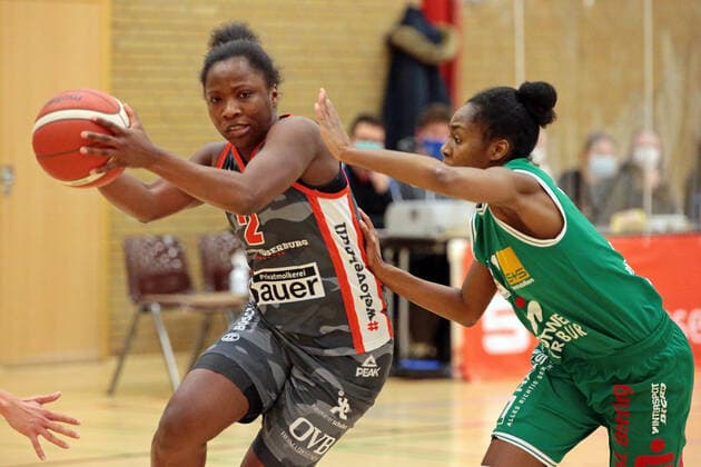 12.02.2021, xovx, Basketball Damen, DBBL, 1. Bundesliga, BC Pharmaserv Marburg - TSV 1880 Wasserburg v.l. Kelly Moten (TSV 1880 Wasserburg), Rachel Arthur (BC Pharmaserv Marburg) Marburg Sporthalle Georg-Gaßmann-Stadion Hessen Deutschland (DE)