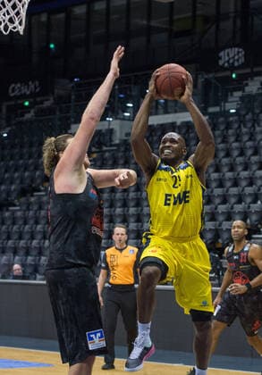 GER, Basketball, EWE Baskets Oldenburg vs JobStairs Giessen 46ers 12.02.2021, EWE Arena, Oldenburg, GER, easy Credit-BBL, EWE Baskets Oldenburg vs JobStairs Giessen 46ers, im Bild Rickey PAULDING (EWE Baskets Oldenburg 23 ) John BRYANT (Jobstairs Giessen 46ers 54 )