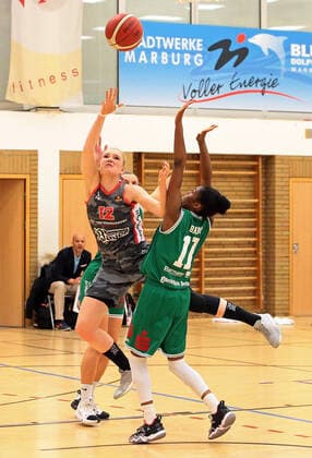 12.02.2021, xovx, Basketball Damen, DBBL, 1. Bundesliga, BC Pharmaserv Marburg - TSV 1880 Wasserburg v.l. Alexandra Wilke (BC Pharmaserv Marburg), Sophie Perner (TSV 1880 Wasserburg), Tonisha Baker (BC Pharmaserv Marburg) Marburg Sporthalle Georg-Gaßmann-Stadion Hessen Deutschland (DE)