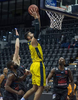 GER, Basketball, EWE Baskets Oldenburg vs JobStairs Giessen 46ers 12.02.2021, EWE Arena, Oldenburg, GER, easy Credit-BBL, EWE Baskets Oldenburg vs JobStairs Giessen 46ers, im Bild Martin BREUNING (EWE Baskets Oldenburg 12 ) Jonathan STARK (Jobstairs Giessen 46ers 1 ) Brandon BOWMAN (Jobstairs Giessen 46ers 15 )