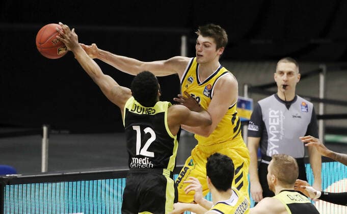 Lazeric Jones, Ben Lammers Aktion Spielszene Zweikampf Basketball BBL Bundesliga Herren Saison 2020 2021 12.02.2021 ALBA Berlin vs. medi Bayreuth