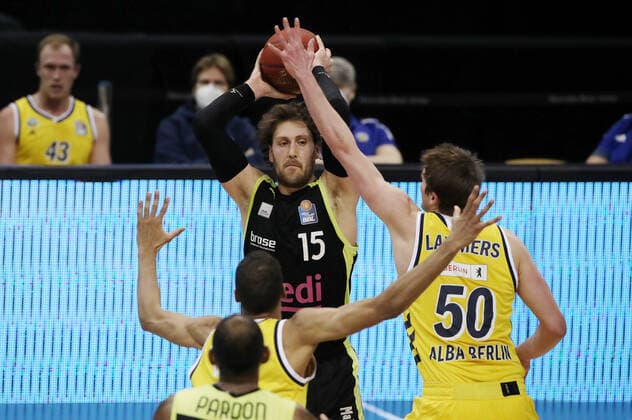 Matthew Tiby, Ben Lammers Aktion Spielszene Zweikampf Basketball BBL Bundesliga Herren Saison 2020 2021 12.02.2021 ALBA Berlin vs. medi Bayreuth