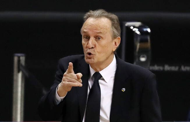 Trainer Aito Garcia Reneses zeigend, gestikulierend Aktion Oberkoerper Oberkörper Basketball BBL Bundesliga Herren Saison 2020 2021 12.02.2021 ALBA Berlin vs. medi Bayreuth