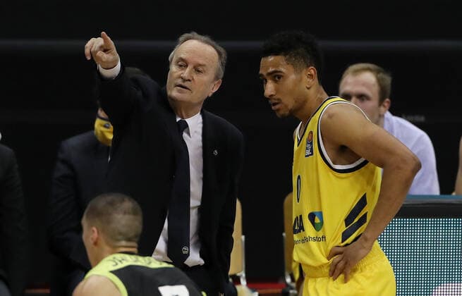 Trainer Aito Garcia Reneses redend, Maodo Lo Basketball BBL Bundesliga Herren Saison 2020 2021 12.02.2021 ALBA Berlin vs. medi Bayreuth