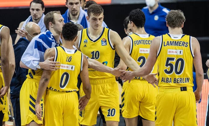 12.02.21, Berlin, Basketball, 1. Bundesliga, easyCredit BBL, Hauptrunde, 18.Spieltag, Mercedes Benz Arena: ALBA Berlin - medi Bayreuth. ALBAs Luke Sikma (l-r), Maodo Lo, Tim Schneider, Simone Fontecchio und Ben Lammers jubeln nach dem Sieg. ALBA Berlin - medi Bayreuth