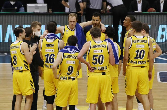 Mannschaft feiert Sieg nach Spielende Basketball BBL Bundesliga Herren Saison 2020 2021 12.02.2021 ALBA Berlin vs. medi Bayreuth