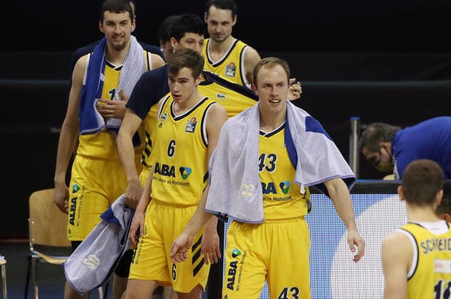 Luke Sikma, Malte Delow nach Spielende Sieg Basketball BBL Bundesliga Herren Saison 2020 2021 12.02.2021 ALBA Berlin vs. medi Bayreuth