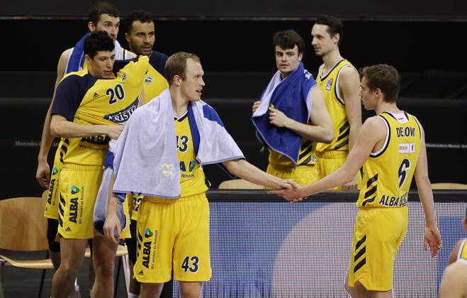 Luke Sikma, Malte Delow abklatschen nach Spielende Sieg Basketball BBL Bundesliga Herren Saison 2020 2021 12.02.2021 ALBA Berlin vs. medi Bayreuth