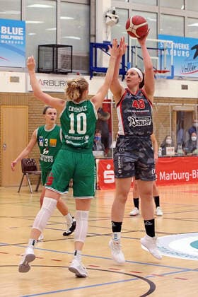 12.02.2021, xovx, Basketball Damen, DBBL, 1. Bundesliga, BC Pharmaserv Marburg - TSV 1880 Wasserburg v.l. Alexandra Wilke (BC Pharmaserv Marburg), Hanna Crymble (BC Pharmaserv Marburg), Anne Zipser (TSV 1880 Wasserburg) Marburg Sporthalle Georg-Gaßmann-Stadion Hessen Deutschland (DE)