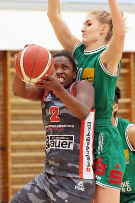 12.02.2021, xovx, Basketball Damen, DBBL, 1. Bundesliga, BC Pharmaserv Marburg - TSV 1880 Wasserburg v.l. Kelly Moten (TSV 1880 Wasserburg), Hanna Crymble (BC Pharmaserv Marburg) Marburg Sporthalle Georg-Gaßmann-Stadion Hessen Deutschland (DE)