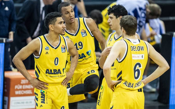 12.02.21, Berlin, Basketball, 1. Bundesliga, easyCredit BBL, Hauptrunde, 18.Spieltag, Mercedes Benz Arena: ALBA Berlin - medi Bayreuth. ALBAs Maodo Lo (l-r), Louis Olinde, Simone Fontecchio und Malte Delow stehen nach dem Sieg zusammen. ALBA Berlin - medi Bayreuth