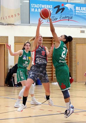 12.02.2021, xovx, Basketball Damen, DBBL, 1. Bundesliga, BC Pharmaserv Marburg - TSV 1880 Wasserburg v.l. Lisa Kiefer (BC Pharmaserv Marburg), Sophie Perner (TSV 1880 Wasserburg), Rachel Arthur (BC Pharmaserv Marburg) Marburg Sporthalle Georg-Gaßmann-Stadion Hessen Deutschland (DE)