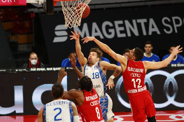 12 Diego Flaccadori und 8 Jalen Reynolds FCBB, rot gegen 18 Joe Rahon (Frankfurt) Basketball, 1. Bundesliga, BBL, FC Bayern München, Fraport Skyliners Frankfurt, Audi Dome, 12.02.2021 FOTO: Mladen Lackovic LakoPress