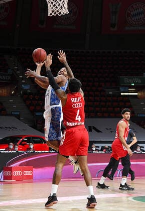12.02.2021, xemx, Basketball BBL Bundesliga, FC Bayern Muenchen Basketball - Fraport Skyliners emspor, v.l. Quantez Robertson (Fraport Skyliners) und Dennis Jerome Seeley (FC Bayern Basketball) Zweikampf, Duell, Kampf, tackle Muenchen
