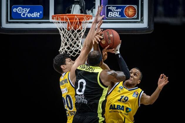 Basketball Berlin 12.02.2021 Saison 2020 2021 BBL 1. Bundesliga easyCredit-BBL Alba Berlin - medi Bayreuth Derek Pardon (Bayreuth, No.00) Louis Olinde (Alba Berlin, No.19) Simone Fontecchio (Alba Berlin, No.20) li.